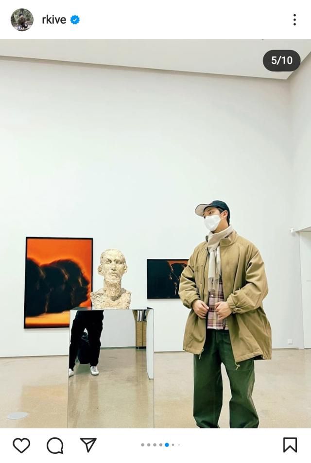 RM이 지난 6일 인스타그램에 게재한, PKM갤러리에서 지난해 12월까지 열린 조각가 권진규와 사진작가 목정욱의 2인 기획전을 관람하는 모습. 인스타그램 캡처