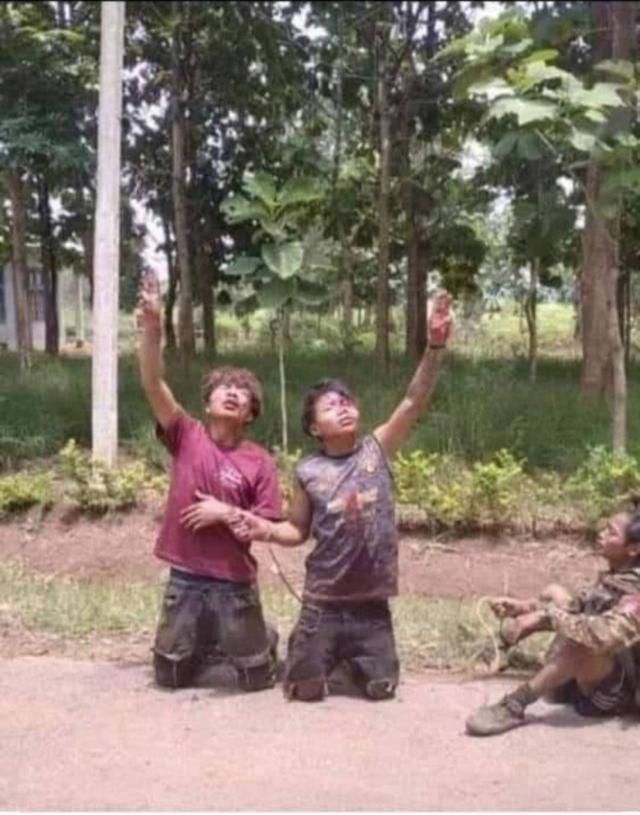 지난해 9월 미얀마 카야주에서 반군부 활동 중 체포된 소년 2명이 민주화를 상징하는 '세 손가락 경례'를 하고 있다. 이들 중 한 명은 얼마 뒤 변사체로 발견된 것으로 알려져 미얀마인들의 공분을 샀다. 현지 사회관계망서비스(SNS) 캡처