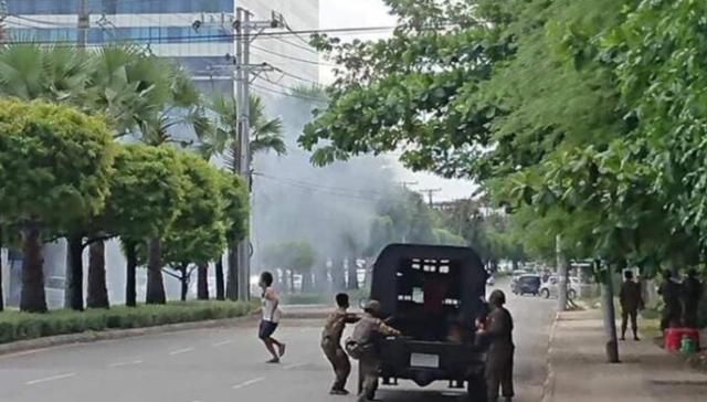 지난해 5월 미얀마 양곤 도심의 한 건물에서 발생한 지하반군(UG)의 폭탄 공격에 대응하기 위해 정부군이 현장에 급파되고 있다. 이라와디 캡처