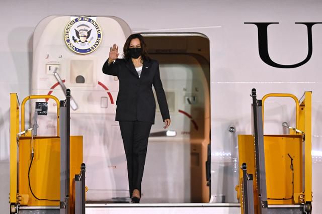 지난해 8월 카멀라 해리스 미국 부통령이 전용기를 타고 베트남 하노이 노이바이 공항에 내리고 있다. VN익스프레스 캡처