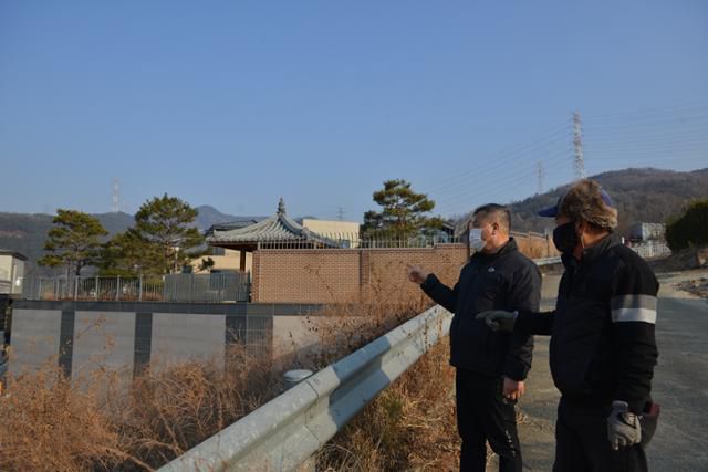 박근혜 전 대통령이 병원 퇴원 후 살 것으로 알려진 대구 달성군 유가읍 쌍계리 한 전원주택 주위에서 이웃들이 얘기를 나누고 있다. 전준호 기자