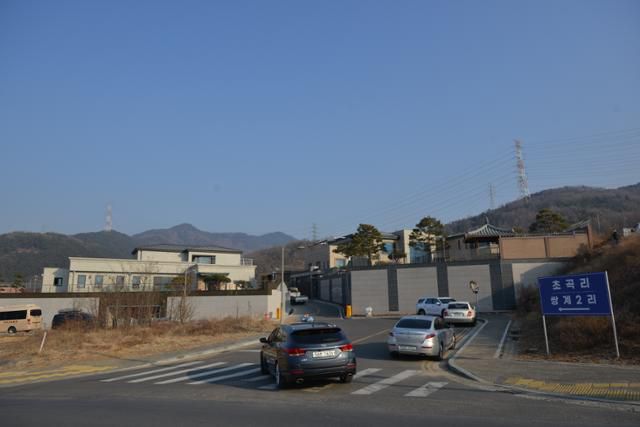 박근혜 전 대통령이 병원 퇴원 후 살 것으로 알려진 대구 달성군 유가읍 쌍계리 한 전원주택(오른쪽)과 경호동으로 소문난 신축 주택 전경. 전준호 기자