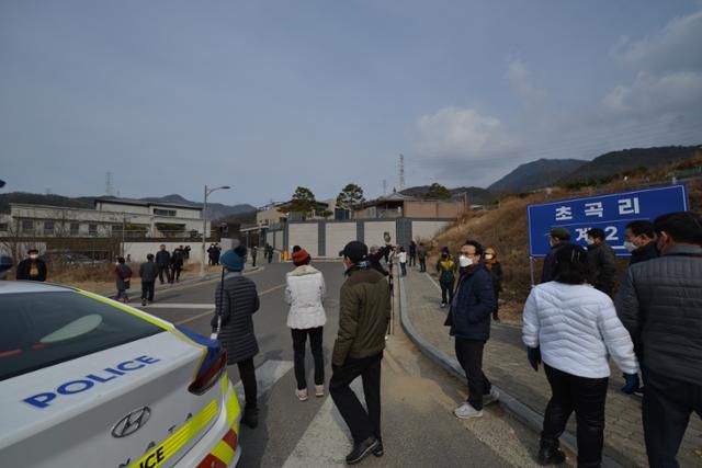 13일 박근혜 전 대통령이 살 집으로 알려진 대구 달성군 유가읍 쌍계리 한 전원주택으로 지지자들이 몰려들고 있다. 경찰은 이날 아침부터 혼잡한 사저 주변 도로에서 교통정리를 하고 있다. 전준호 기자