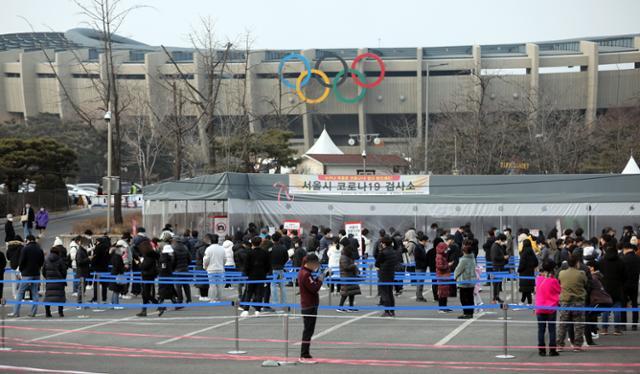 13일 오후 서울 송파구 잠실종합운동장에 마련된 코로나19 임시 선별진료소에서 시민들이 검사를 기다리고 있다. 뉴스1