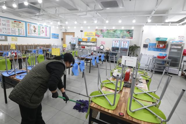 12일 오후 9시에 맞춰 영업을 마친 대구 수성구의 한 횟집에서 종업원이 테이블을 정리하고 있다. 대구=뉴스1