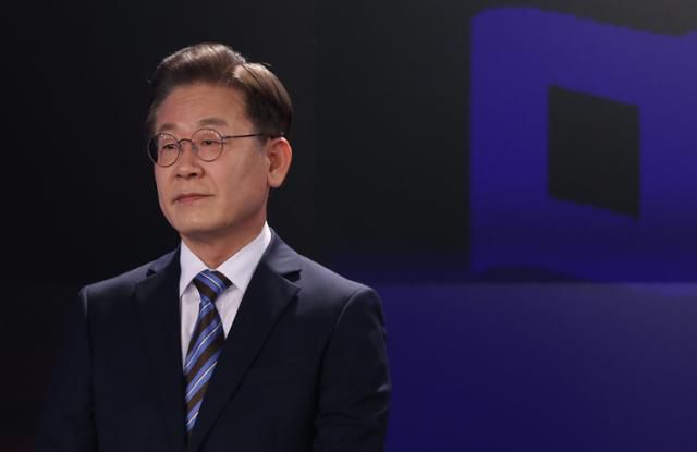 이재명 더불어민주당 이재명 대선 후보가 11일 오후 서울 중구 매경미디어센터에서 열린 한국기자협회 주최·방송 6개사 공동 주관 '2022 대선후보 초청 토론'에서 방송 준비를 하고 있다. 연합뉴스