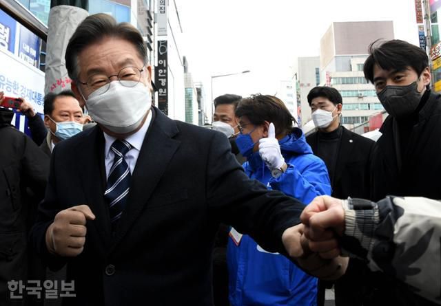 대선 공식 선거운동이 시작된 15일 이재명 더불어민주당 대선후보가 대전 으능정이 문화의거리 유세에서 지지자와 주먹인사를 하고 있다. 대전=고영권 기자