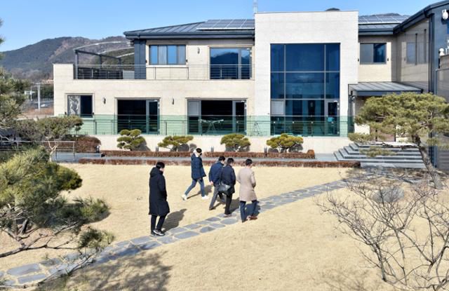 청와대 경호처 직원들이 17일 박근혜 전 대통령이 퇴원 후 머물 것으로 알려진 대구 달성군 유가읍 사저를 둘러보며 경호 준비를 하고 있다. 뉴시스