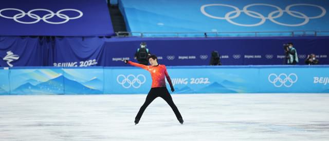 미국의 네이선 첸이 10일 베이징 캐피털 실내 경기장에서 2022 베이징 동계올림픽 피겨스케이팅 남자 싱글 프리 스케이팅 경기에서 피날레를 장식하고 있다. 베이징=연합뉴스