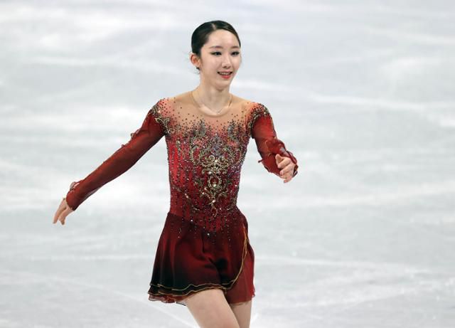 김예림이 17일 오후 중국 베이징 캐피털 실내경기장에서 열린 2022 베이징동계올림픽 피겨 스케이팅 여자 싱글 프리스케이팅에서 한국 김예림이 연기를 마치고 링크를 나가고 있다. 베이징=뉴시스