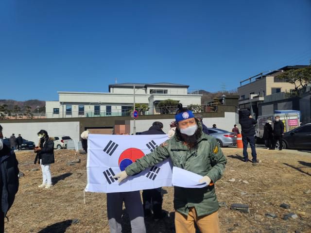 한 단체가 태극기와 유인물을 나눠주며 태극기를 제대로 사용해야 나라가 바로 선다고 주장하고 있다. 김민규 기자 whitekmg@hankookilbo.com