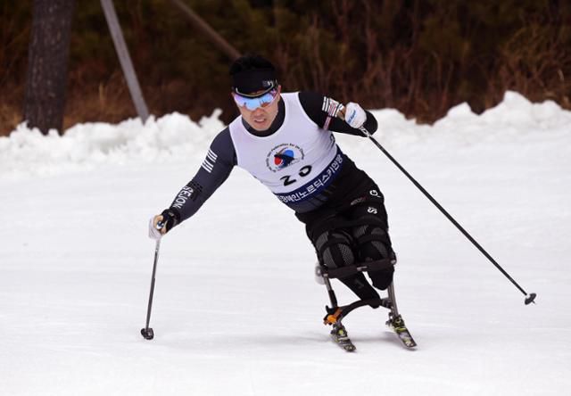 신의현이 지난 13일 강원 평창 알펜시아리조트에서 열린 제19회 전국장애인동계체육대회 선수부 남자 바이애슬론 스프린트 4.5㎞(좌식) 경기를 치르고 있다. 대한장애인체육회 제공
