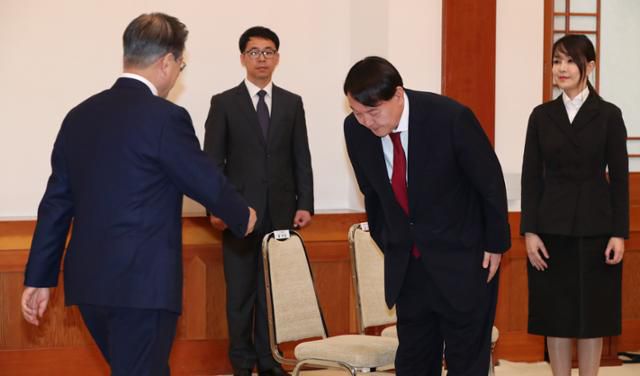 2019년 7월 25일 신임 검찰총장에 임명된 윤석열 대통령 당선인이 청와대에서 문재인 대통령에게 인사하고 있다. 청와대사진기자단