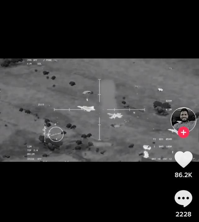 3일 동영상 공유 플랫폼 틱톡에 게시된 영상의 한 장면으로 영상 설명에는 ''우크라이나(#Ukraine)라는 해시태그만 달려 있다. 이용자들은 댓글에서 영상의 진위 여부를 두고 논쟁 중이다. 틱톡 계정 Ukraine 영상 캡처