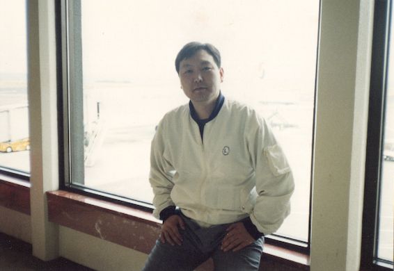 9수 끝에 사법시험에 합격한 윤석열 대통령 당선인이 사법연수원에 입학하기 전 카메라 앞에서 포즈를 취했다. 국민의힘 선대본 제공