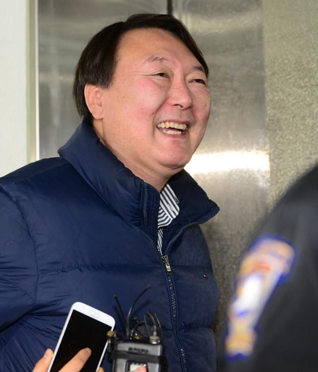 윤석열 대통령 당선인이 국정농단 특검 수사팀장으로 일하던 2017년 2월 28일 서울 강남구 대치빌딩 사무실로 웃으며 출근하고 있다. 한국일보 자료사진