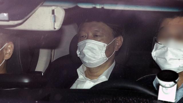 2020년 11월 추미애 당시 법무부 장관과 연일 충돌하던 윤석열 검찰총장이 초췌한 얼굴로 대검찰청사를 빠져나가고 있다. 뉴스1