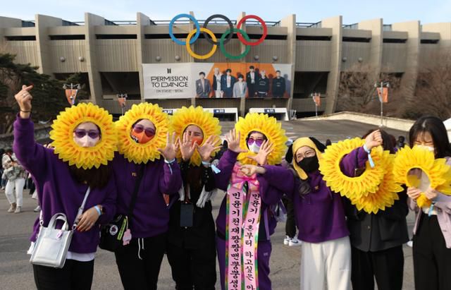그룹 방탄소년단의 팬들이 10일 서울 잠실종합운동장 올림픽주경기장에서 'BTS 퍼미션 투 댄스 온 스테이지 - 서울' 콘서트가 열리기 전 즐거운 시간을 보내고 있다. 뉴시스