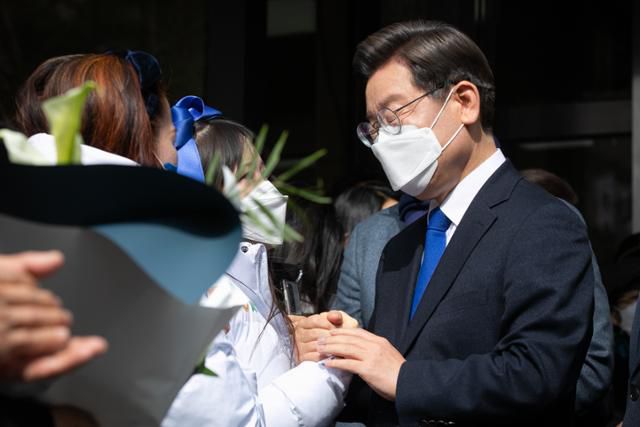 대선에서 패배한 더불어민주당 이재명 후보가 10일 서울 여의도 중앙당사에서 열린 선대위 해단식에서 실무진 및 당 관계자들과 인사하고 있다. 국회사진기자단