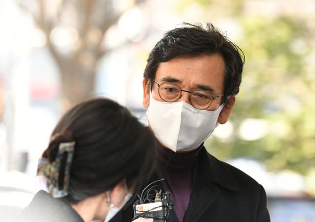 유시민 전 노무현재단 이사장이 1월 27일 서울 마포구 서울서부지방법원 앞에서 취재진의 질문에 답하고 있다. 최주연 기자