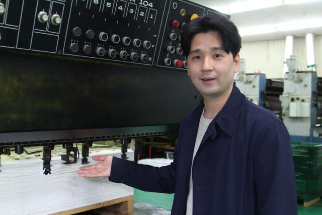 김영회 환타스틱스 대표가 포켓몬빵에 들어가는 스티커 제작 과정을 설명하고 있다. 김민규 기자 whitekmg@hankookilbo.com