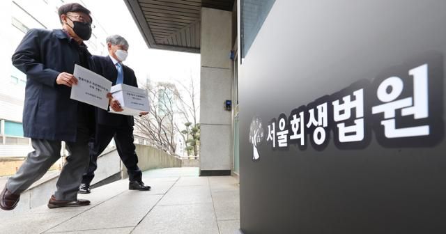 쌍용차 부품 등 협력사로 구성된 상거래채권단 정연국(왼쪽) 단장과 최병훈 사무총장이 지난 21일 쌍용차 회생계획 탄원서 및 반대 동의서를 제출하기 위해 서울 서초구 서울회생법원으로 향하고 있다. 연합뉴스