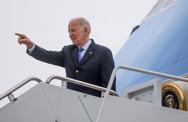 조 바이든 미국 대통령이 23일 메릴랜드주 앤드류스공군기지에서 유럽 순방을 위해 에어포스원에 오른 뒤 손짓을 하고 있다. 메릴랜드=로이터 연합뉴스
