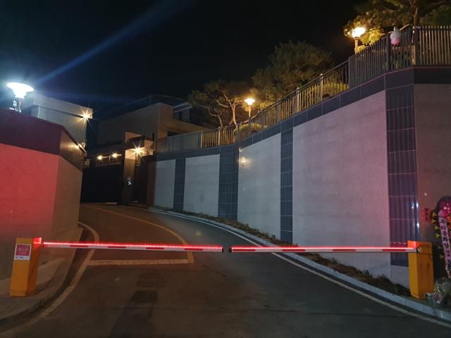 24일 오후 10시쯤 대구 달성군 유가읍 쌍계리 박근혜 전 대통령 사저 앞에 차단기가 내려와 있다. 류수현 기자