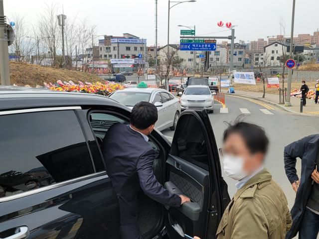 박성민 국민의힘 의원(대표비서실장)이 25일 오후 1시 34분쯤 대구 달성군 유가읍 쌍계리 박근혜 전 대통령 사저 인근에 주차된 차량을 타고 있다. 박성현 대구한국일보 기자