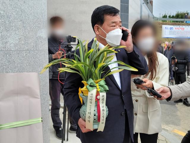 박성민 국민의힘 의원(당대표비서실장)이 25일 오후 1시 25분쯤 대구 달성군 유가읍 쌍계리 박근혜 전 대통령 사저에서 발걸음을 돌린 뒤 전화 통화를 하고 있다. 류수현 기자