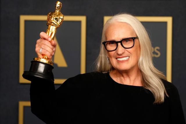 올해 오스카 최다 부문(12개) 후보에 오른 넷플릭스 영화 '파워 오브 도그'의 제인 캠피언 감독이 27일 오후 미국 로스앤젤레스 돌비극장에서 열린 제94회 아카데미영화상 시상식에서 감독상을 받은 후 기자회견장에서 트로피를 들어 올리며 기뻐하고 있다. 로스앤젤레스=EPA 연합뉴스