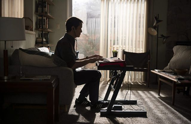 조쉬 코먼은 어린 시절부터 가진 뮤지션의 꿈은 포기하고, 비교적 안정적이지만 지루한 나날을 보낸다. 애플TV플러스 제공