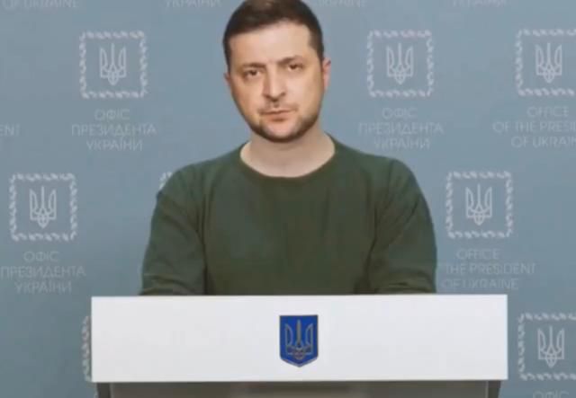 지난달 16일 사회관계망서비스(SNS)에 볼로디미르 젤렌스키 우크라이나 대통령이 러시아에 항복했다는 내용의 연설을 하는 영상이 올라왔다. 해당 영상은 젤렌스키 대통령의 얼굴과 음성을 합성한 가짜로 밝혀졌고, 이후 페이스북과 유튜브 등의 영상 플랫폼에서 내려졌다. 트위터 계정 @small_float 캡처