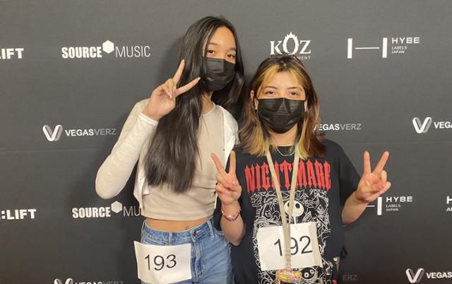 8일 미국 라스베이거스 만달레이 베이 호텔 사우스 컨벤션 센터에서 진행된 하이브 멀티 레이블 오디션에 참가한 카일리 황(왼쪽)과 다이앤 모랜. 라스베이거스 주민인 두 소녀는 이날 오디션장에서 만나 친구가 됐다. 고경석 기자