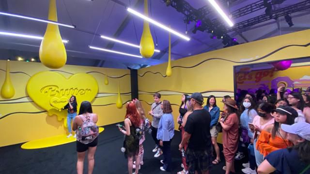 8일 미국 라스베이거스 얼리전트 스타디움 인근에 마련된 팝업스토어의 체험 공간에서 팬들이 기념사진을 찍고 있다. 고경석 기자