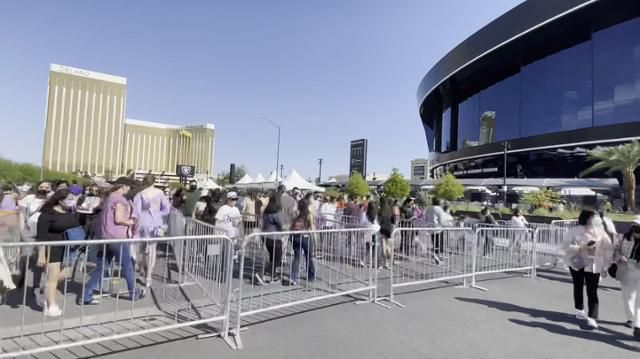 10일(현지시간) 라스베이거스 2회 차 콘서트가 개최되기 전인 이른 오전부터 콘서트 현장을 가득 메운 아미(ARMY, 방탄소년단 공식 팬클럽 명)들. 라스베이거스=홍혜민 기자