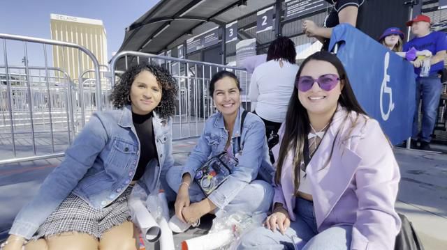 방탄소년단 콘서트 관람을 위해 멕시코에서 라스베이거스를 방문한 소라야(가운데)·카롤리라 모녀와 파나마에서 온 세라(왼쪽). 라스베이거스=홍혜민 기자