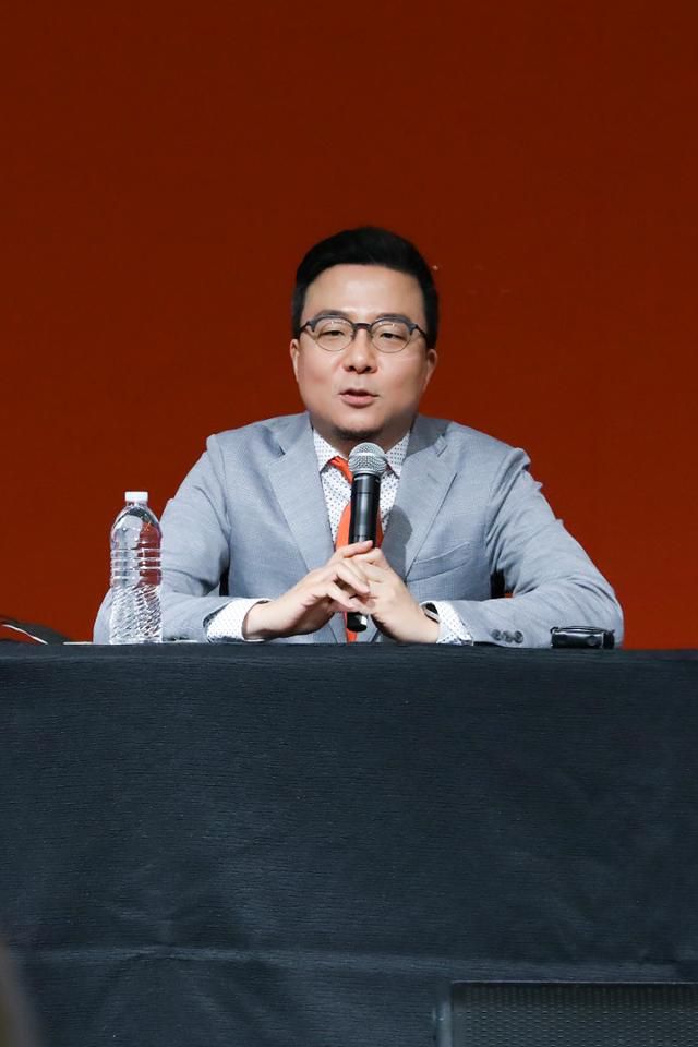 김태호 하이브 COO가 하이브가 방탄소년단의 라스베이거스 공연 일정에 맞춰 처음으로 시도한 '더 시티(THE CITY)' 프로젝트를 소개하고 있다. 하이브 제공