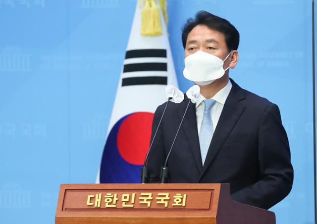 이광재 외교통상위원장이 6일 국회 소통관에서 기자회견을 열고 ‘볼로디미르 젤렌스키’ 우크라이나 대통령 국회 화상연설과 우크라이나 출신 고려인 난민 대상의 인도적 지원방안 모색을 위한 폴란드 방문계획을 발표하고 있다. 오대근 기자