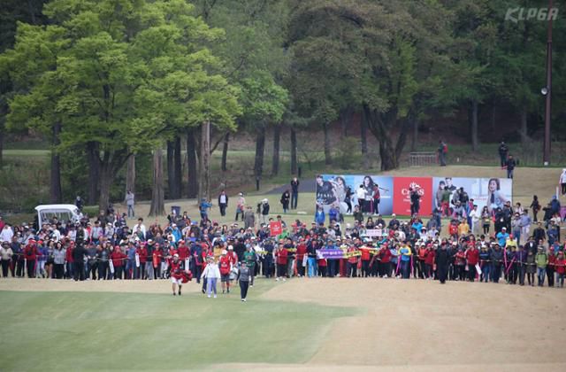 2019년 4월 28일 경기 양주시 레이크우드 컨트리클럽에서 열린 한국여자프로골프(KLPGA) 투어 시즌 첫 메이저대회 크리스 FC KLPGA 챔피언십 최종라운드에 갤러리들이 몰렸다. KLPGA 제공