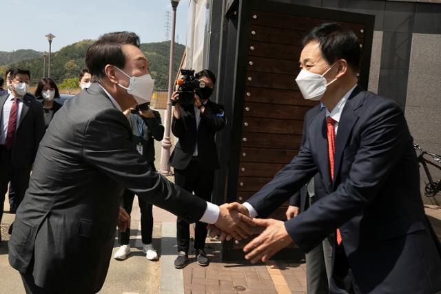 윤석열 대통령 당선인이 12일 오후 박근혜 전 대통령을 예방하기 위해 대구 달성군 유가읍에 있는 박 전 대통령의 사저에 도착해 유영하 변호사와 악수하고 있다. 대구=뉴시스