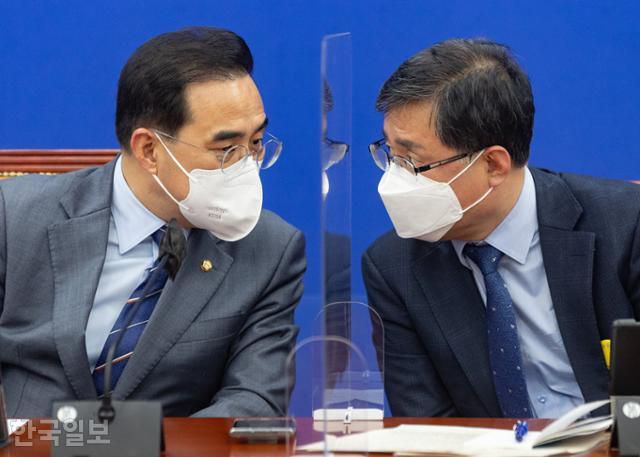 박홍근(왼쪽) 더불어민주당 원내대표와 김성환 정책위의장이 12일 국회에서 열린 원내대책회의에서 대화하고 있다. 공동취재사진