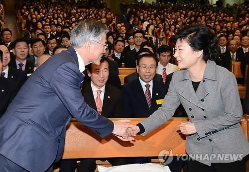 2012년 대선 당시 문재인 대통령과 박근혜 전 대통령. 연합뉴스