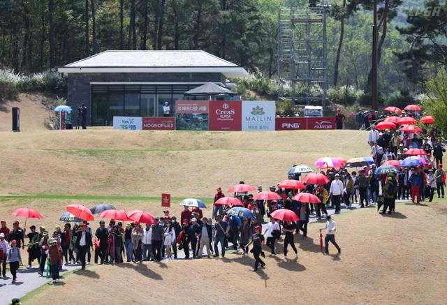 2019년 4월 27일 경기 양주시 레이크우드CC에서 열린 크리스 FC 제41회 KLPGA 챔피언십에서 수많은 갤러리들이 이동을 하고 있다. KLPGA 제공