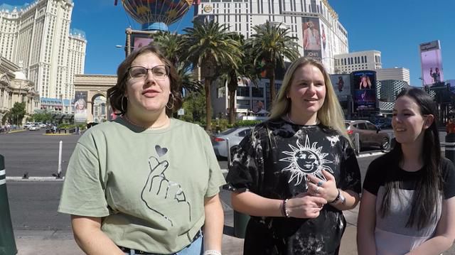 미국 라스베이거스에서 만난 20대 시민 나탈리 테스 레이첼(왼쪽부터 차례로)이 방탄소년단은 현재 전 세계에서 가장 유명한 소년들 중 한 명이라고 미국 내 BTS의 인기에 대해 말하고 있다. 라스베이거스=홍혜민 기자