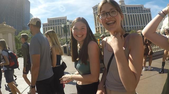 미국 라스베이거스에서 만난 10대 소녀 빌리(왼쪽)와 가투는 미국 내 모든 사람들이 방탄소년단에 대해 알 것이라고 말했다. 라스베이거스=홍혜민 기자