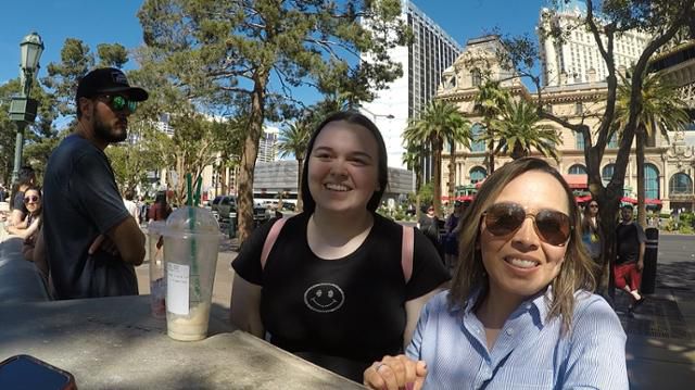 미국 라스베이거스 벨라지오 분수 인근서 만난 에리카 아리아나(왼쪽) 모녀는 방탄소년단의 공연을 보기 위해 애리조나주 피닉스에서 라스베이거스를 방문했다고 말했다. 라스베이거스=홍혜민 기자