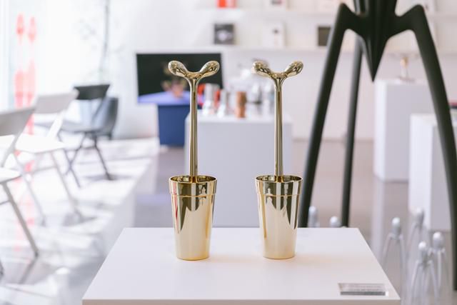 알레시의 변기솔 '메르도리노'가 100주년을 기념해 골드 버전으로 재탄생했다. 전 세계 999개만 생산된 리미티드 에디션으로 BTS 진이 제이홉의 생일 선물로 구입해 화제가 됐다. 현대카드 디자인 라이브러리 제공