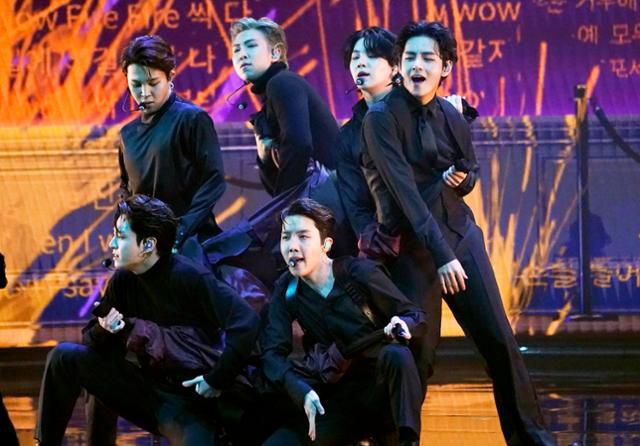 그룹 방탄소년단(BTS)이 3일 미국 라스베이거스 MGM 그랜드 가든 아레나에서 열린 제64회 그래미 어워드 시상식에 참석해 히트곡 '버터'를 열창하고 있다. 라스베이거스=AFP 연합뉴스
