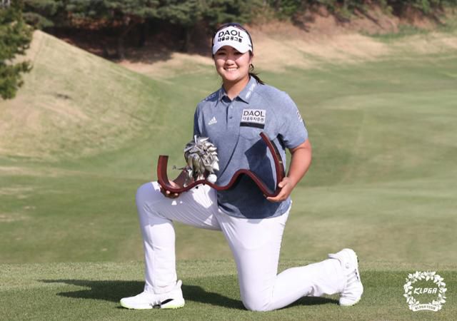 유해란이 24일 경남 김해시 가야CC에서 열린 넥센·세인트나인 마스터즈에서 우승한 뒤 트로피를 들고 기념 촬영하고 있다. KLPGA 제공